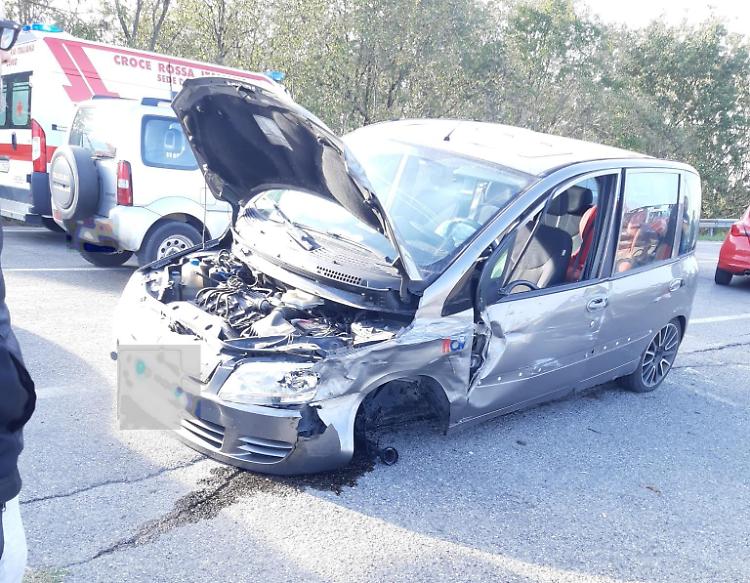 Scontro tra auto a Mezzano, gravi danni alle auto e traffico in tilt