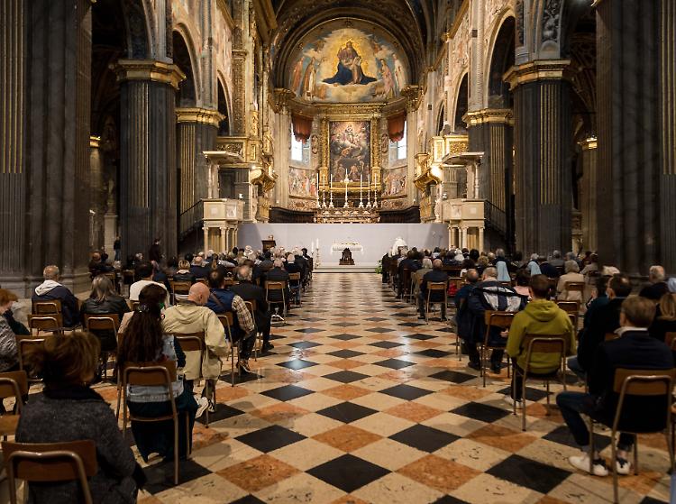 Il vescovo in Duomo: «I Santi e il loro coro accendono la fede»
