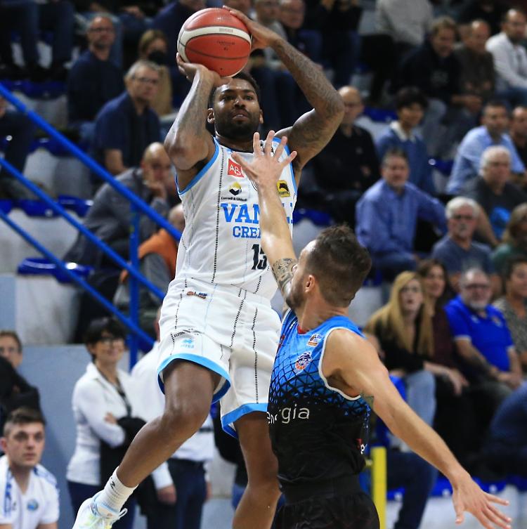 Basket, doccia fredda per la Vanoli: frattura alla mano per Lacey