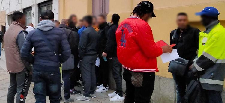 Stranieri in coda davanti alla Questura: «Poco personale» 