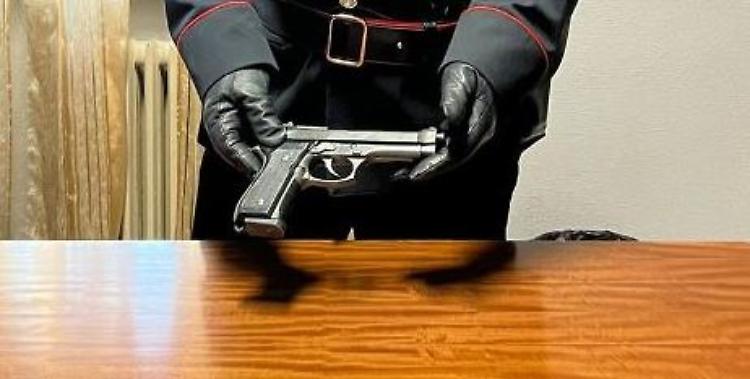 Minaccia il fratello con una pistola priva di tappo rosso, denunciato 52enne
