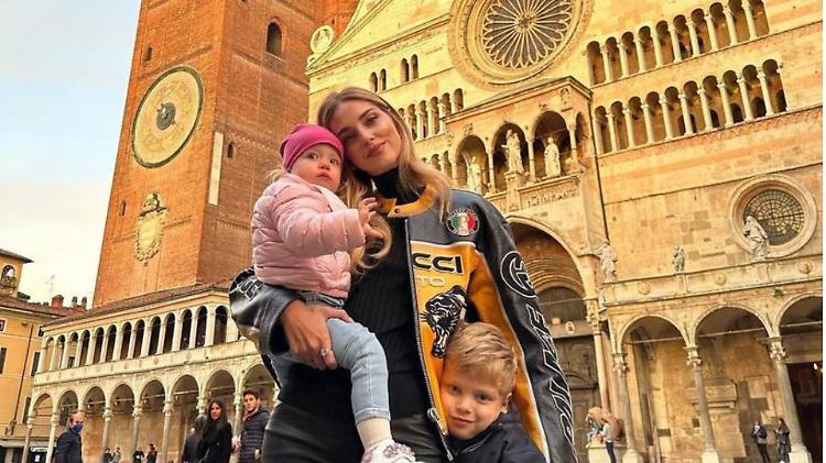 Chiara Ferragni in centro con la famiglia 