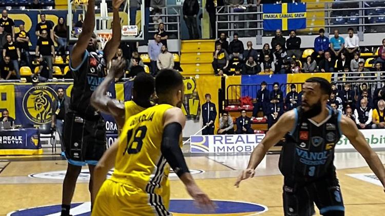 Vanoli da incubo: Torino vince in 5 (86-82)