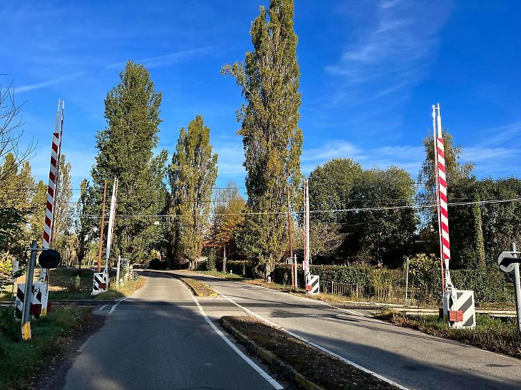 Il treno passa, ma le sbarre non si abbassano del tutto