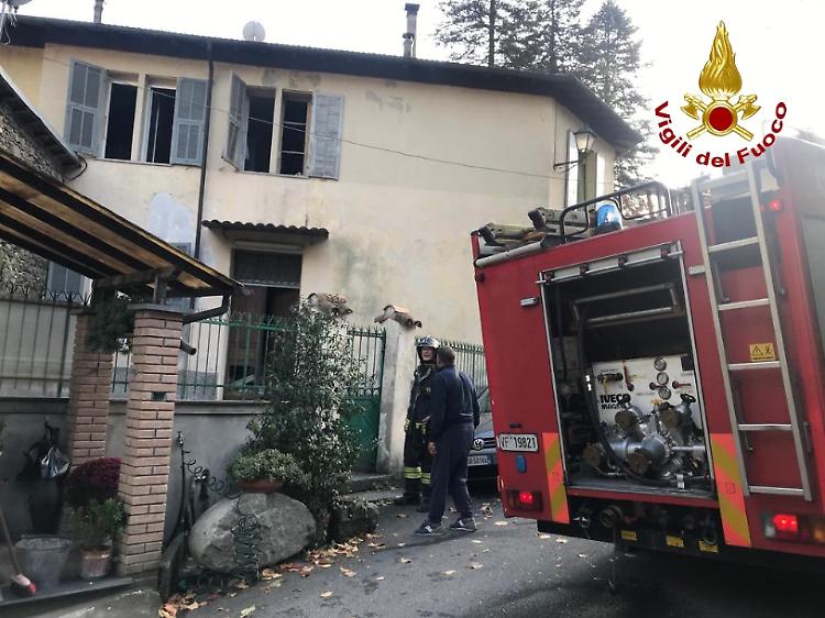 Esplosione in appartamento, uno dei 5 coinvolti non ce l'ha fatta. Toti: «Grande dolore»