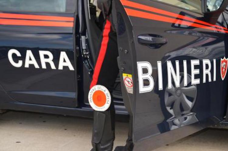 Rubano il portafoglio a un'anziana: denunciate due donne