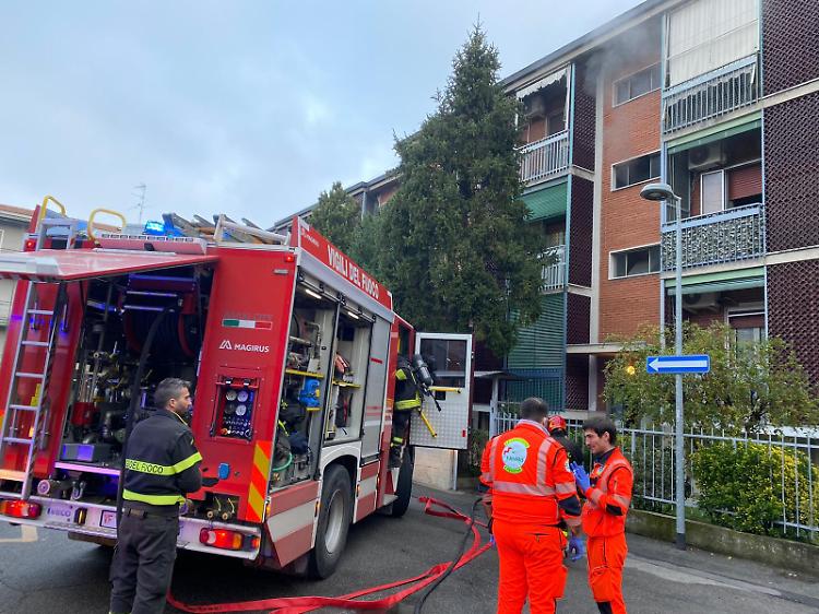 Incendio in un appartamento, vigili in azione