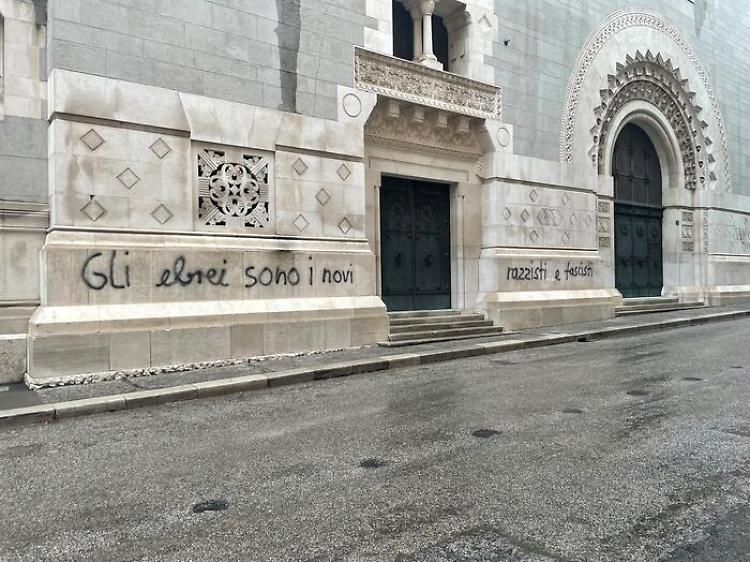 Scritta antisemita apparsa sulla sinagoga di Trieste