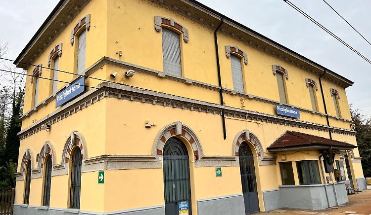 Ripulita la stazione ferroviaria e riparati i danni dei vandali