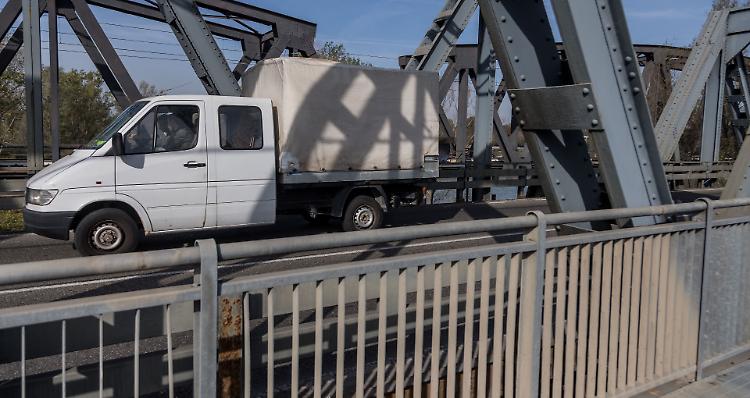 Ponte sul Po, buche come crateri: «Passare ora è pericoloso»