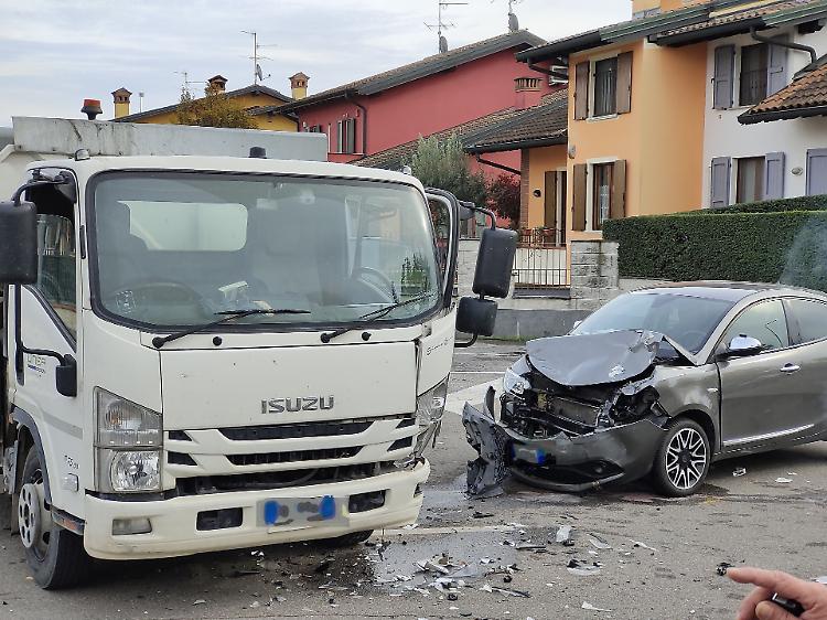 Scontro tra auto e camion, ferita una cinquantottenne