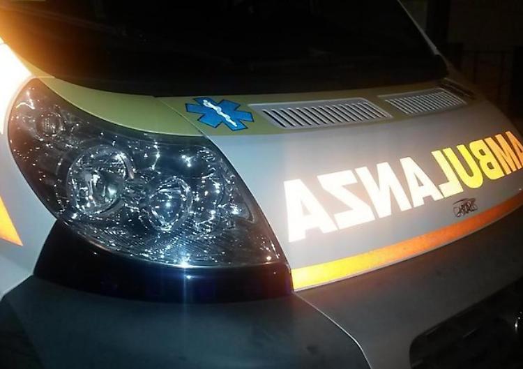 Scontro frontale tra auto nella notte, due automobilisti in ospedale