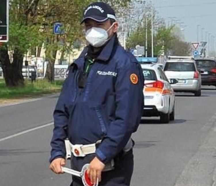 Senza le targhe ma in circolazione: sequestro con maxi multa