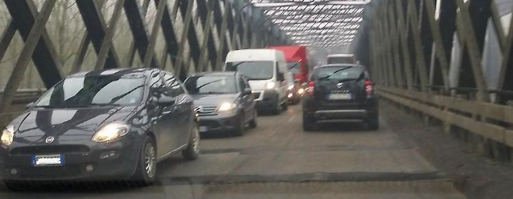 Buche in strada sul Ponte, l'Anas: «Ora l'asfalto a nuovo»