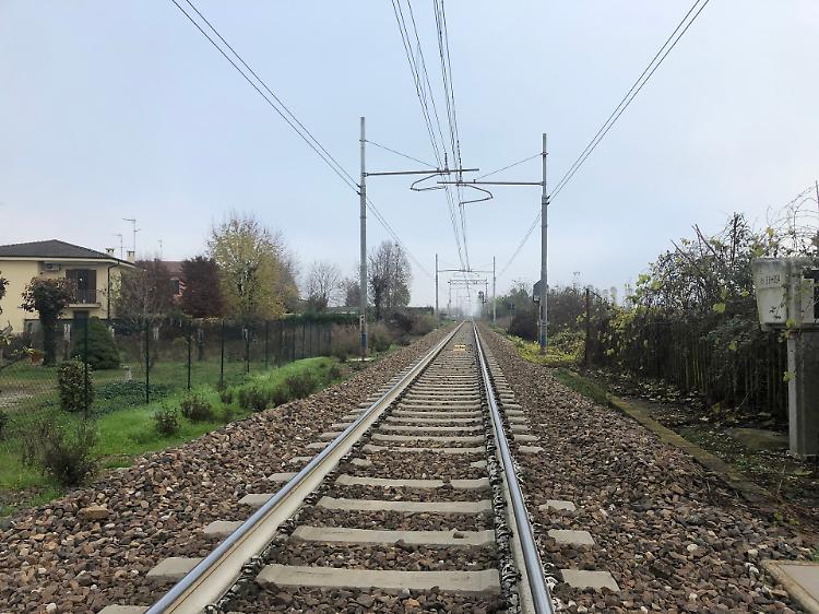 Uomo travolto e ucciso da un treno, caos sulla linea Tortona-Milano