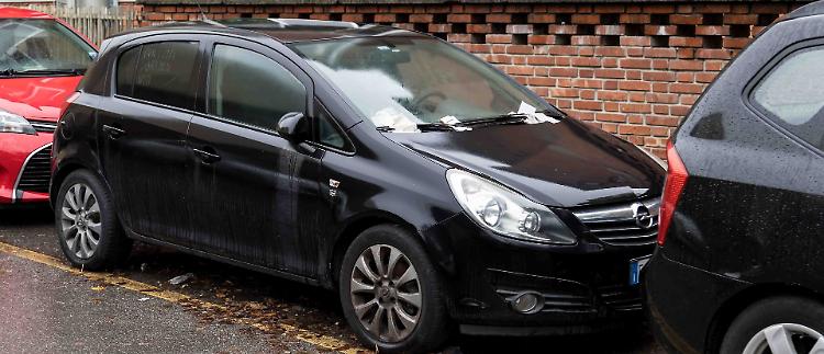 Auto posteggiata da un anno: sotto i tergicristalli 18 multe