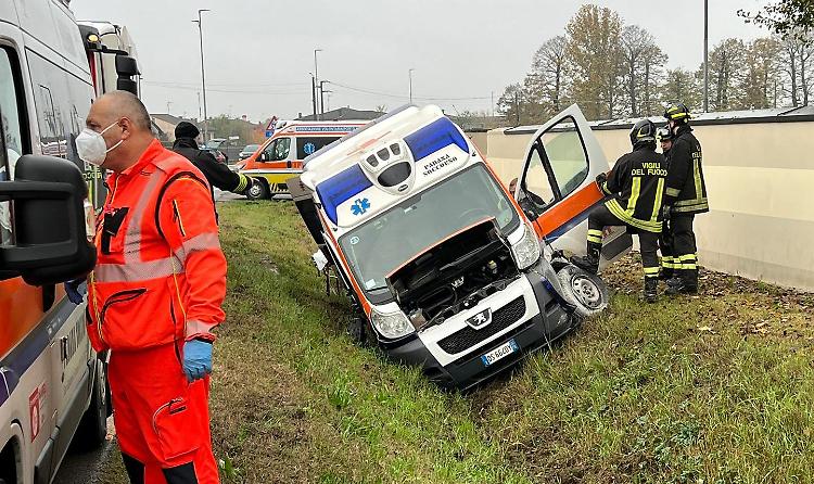 Scontro tra ambulanza e furgone
