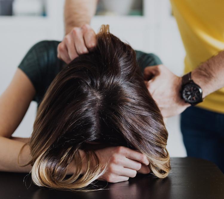 Pesta la compagna per gelosia: arrestato 21enne