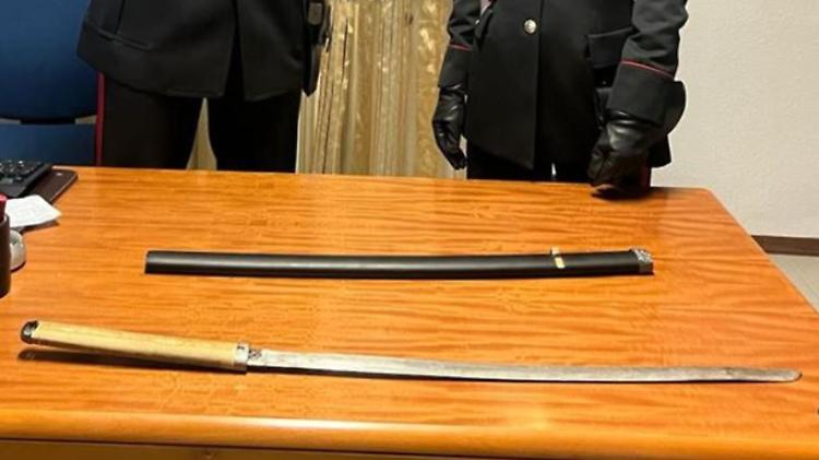 Gira in paese con una katana, denunciato
