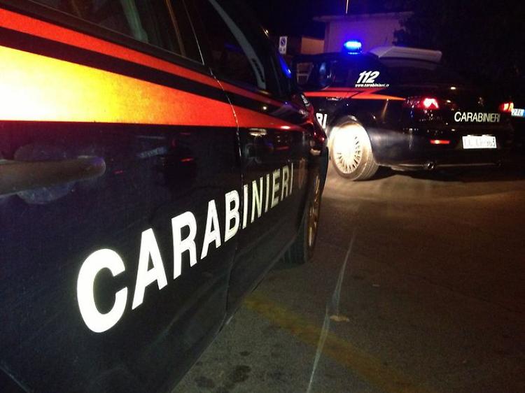 Guida con patente falsa e scappa all'alt dei carabinieri, identificato e denunciato