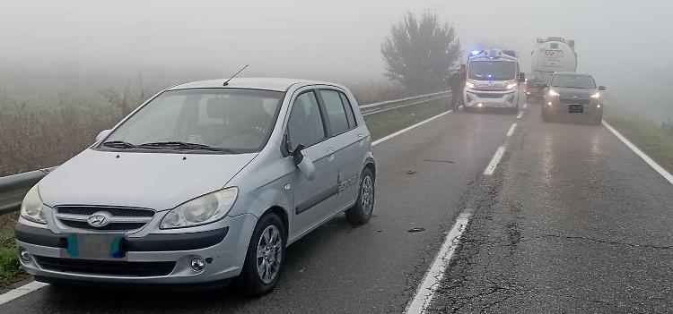 Malore al volante per l'autista di un camion, paura e scontro con un'auto