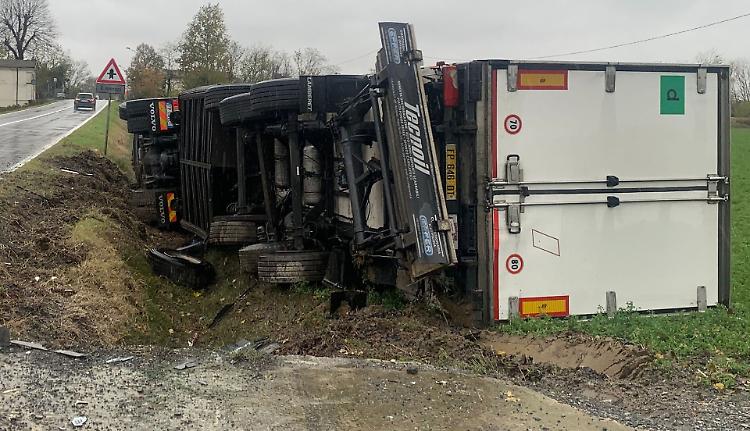 Camion fuori strada sulla provinciale 587, illeso il conducente