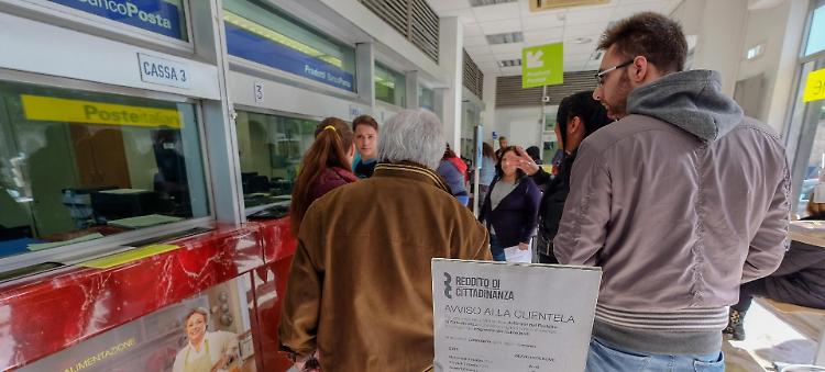 Reddito di cittadinanza, in 3 anni  richieste quasi dimezzate