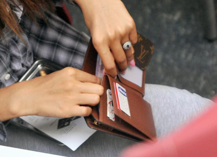 Ruba un portafoglio all'interno di un supermercato, denunciata 32enne