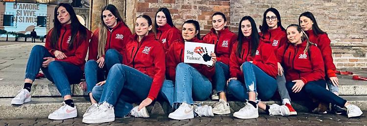 Le ragazze del volley in rosso. Così lo sport è in prima linea