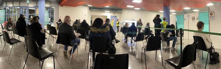 Covid, frenata sui contagi e sulle vittime