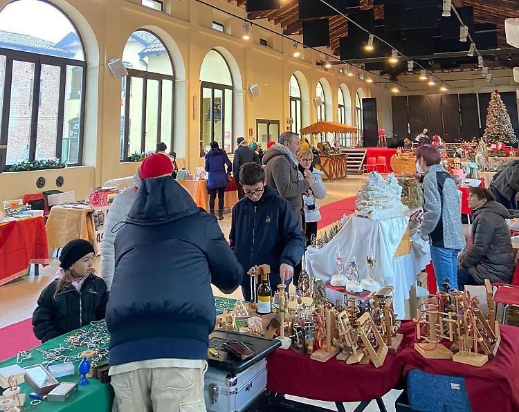 Natale alle porte, la pioggia non frena l’afflusso al mercatino