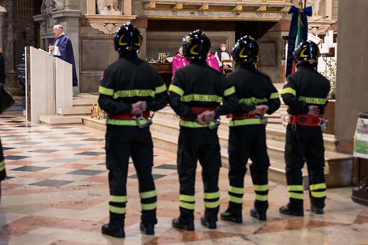 Santa Barbara, in Duomo la celebrazione è per i vigili del fuoco