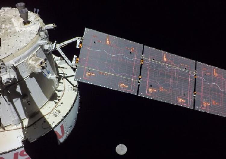 Artemis 1, la capsula Orion torna a salutare la Luna