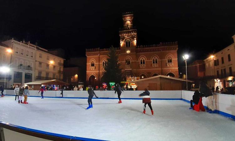 Attesa finita, prima l’albero poi arriverà Babbo Natale