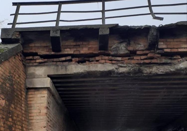Tir incastrato a Caorso, verifiche strutturali di Rfi al ponte ferroviario