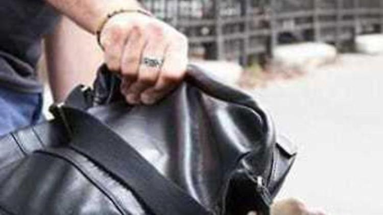 22enne scippata in pieno centro, è caccia all'uomo