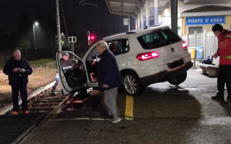 Finisce con l'auto sulla banchina della stazione