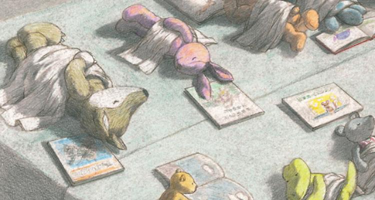I pupazzi leggono e dormono in biblioteca