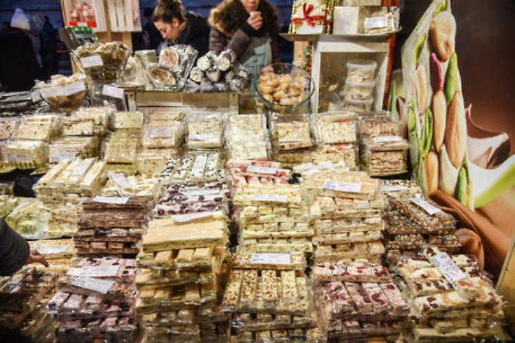 Macchine da caffè e frutta al top nella classifica dei rincari di Natale
