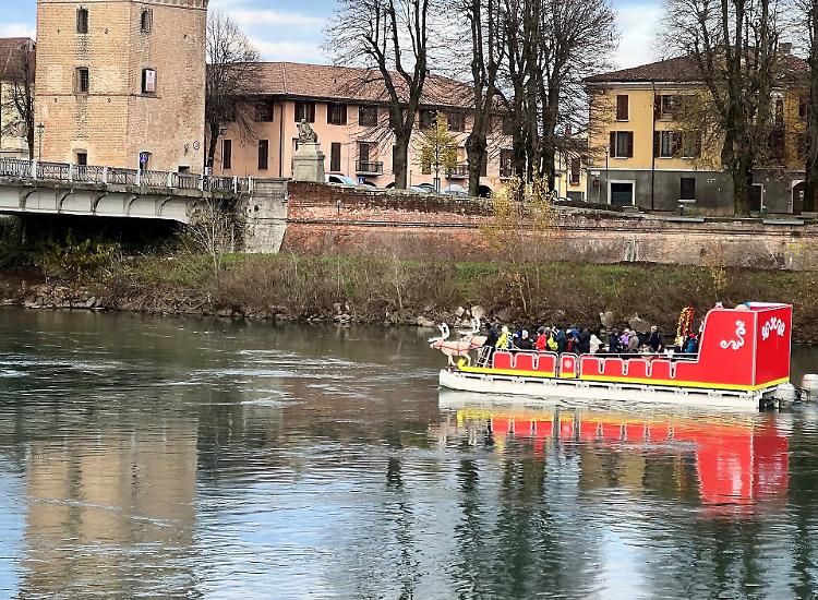 La slitta sull’Adda con Babbo Natale va forte