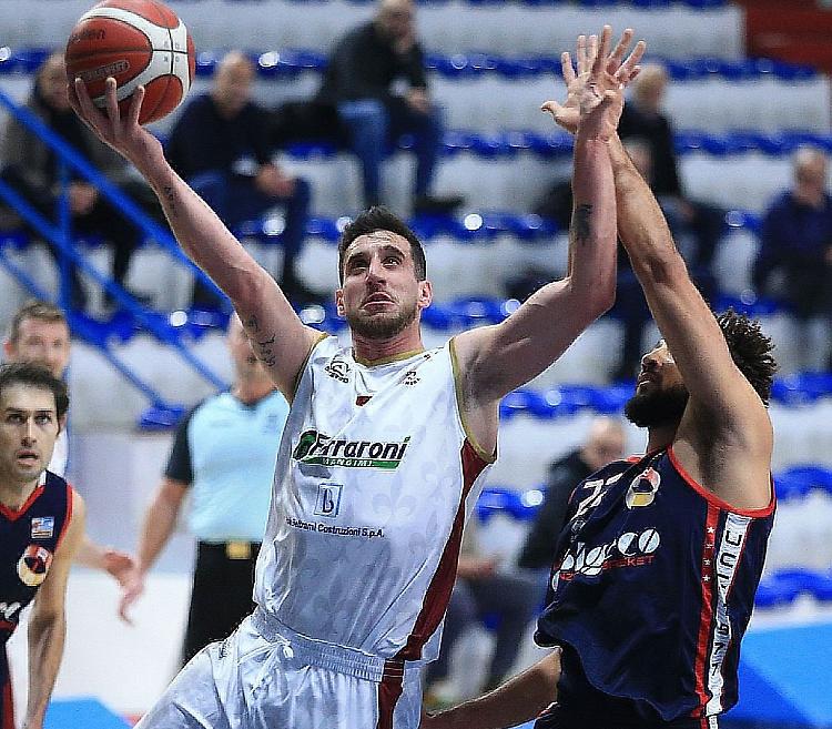 Basket. JuVi Ferraroni, crollo finale. Piacenza accelera e piazza il colpo