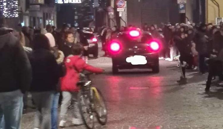 Santa Lucia, sfilata tra le auto: è polemica