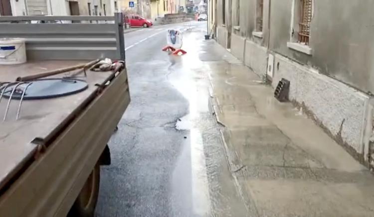Tubi dell’acqua vecchi: perdita e guasto, via Platina «allagata»