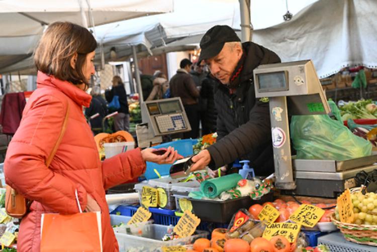Inps: reddito dei dipendenti 33mila euro, dei commercianti 20mila