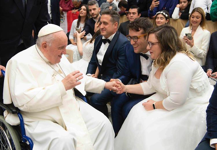Neo sposi dal Papa: «La sua forza scalda il cuore»