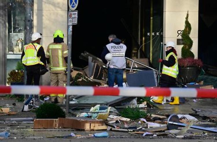 Berlino, esplode enorme acquario con 1500 pesci tropicali