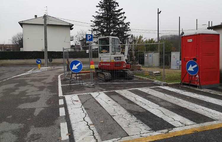 Dopo sei mesi ecco i lavori ai marciapiedi