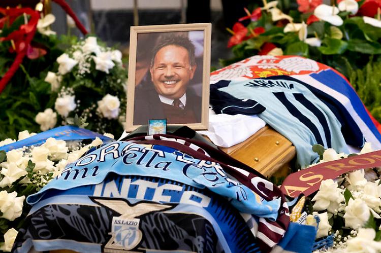 Duemila tifosi fuori dalla basilica per i funerali di Mihajlovic a Roma