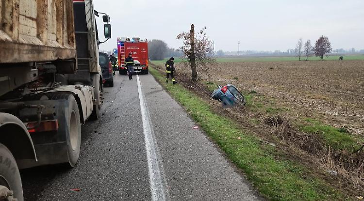 Scontro tra più veicoli lungo via Mantova: 2 feriti, 5 persone coinvolte e lunghe code