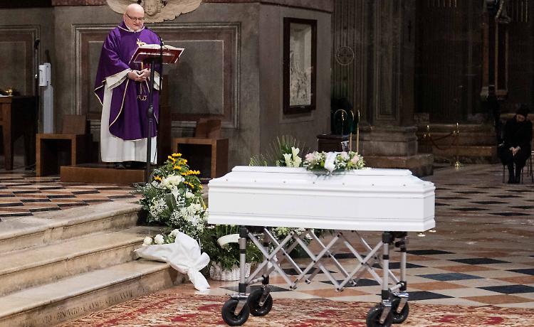 Partecipazione e commozione ai funerali della piccola Camilla